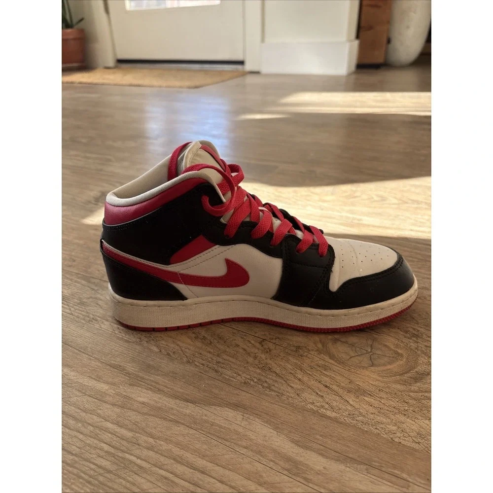 Air Jordan 1 Mid White Very Berry GS Youth Basketball Shoes Size 6 Y 554725-016‎